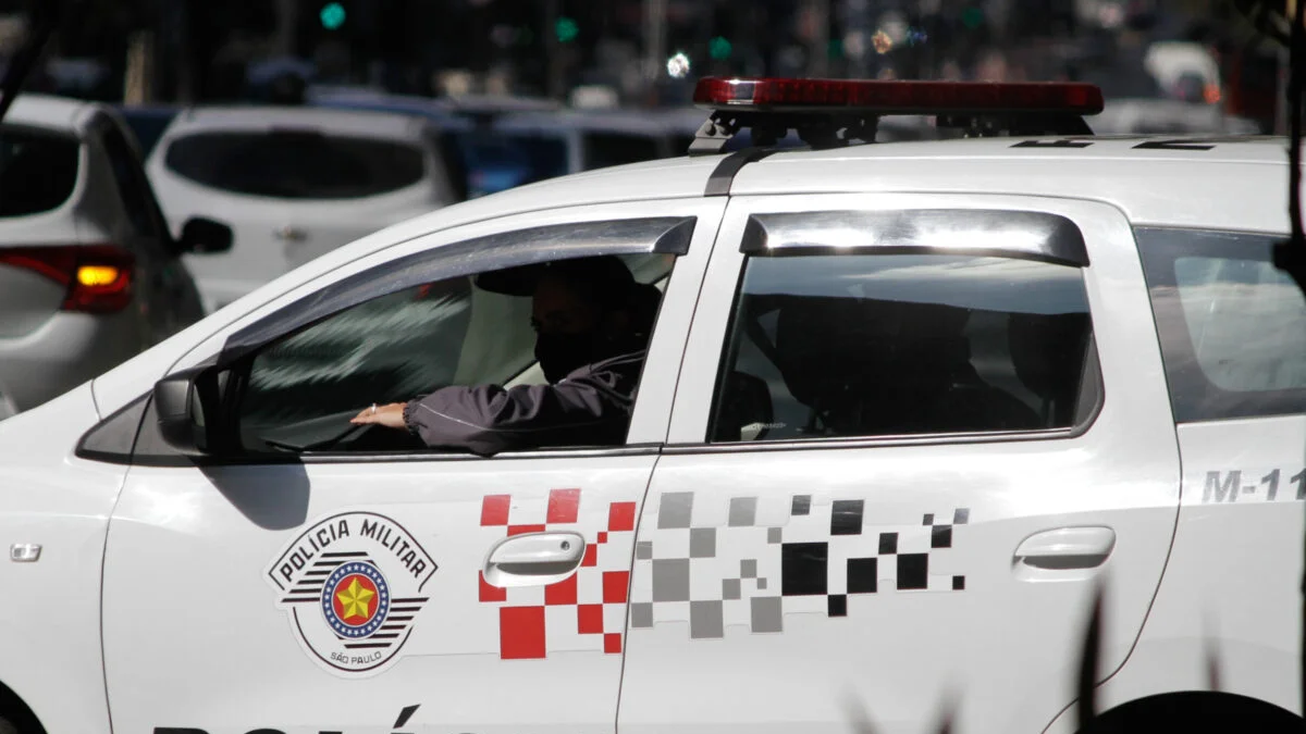 Delegado é parado com sinais de embriaguez após bater em viatura da PM