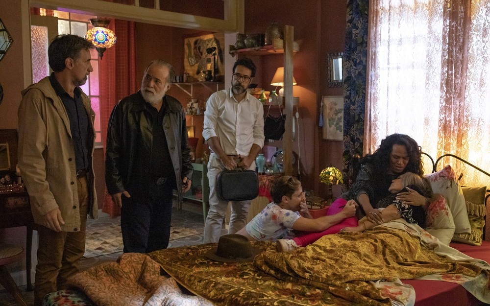 Cena de 'Terra e paixão': Cândida (Susana Vieira), Antônio (Tony Ramos), Ademir (Charles Fricks), Luana (Valéria Barcellos) e Kelvin (Diego Martins) — Foto: Manoella Mello/Rede Globo