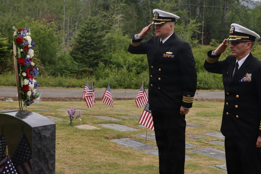 Imagem relacionada à notícia: NAVFAC Northwest honra o herói Seabee CM 3 Marvin Shields na cerimônia anual do Dia do Memorial