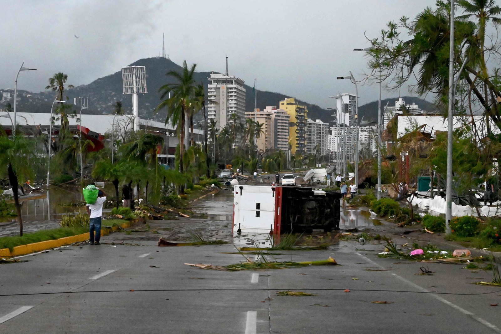 Vista dos danos causados após a passagem do furacão Otis em Acapulco, estado de Guerrero, México — Foto: FRANCISCO ROBLES/AFP