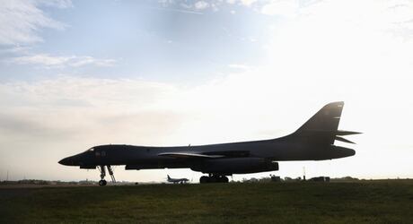 Polícia britânica prende suspeitos e aciona Esquadrão Antibombas perto de base aérea usada pelos EUA