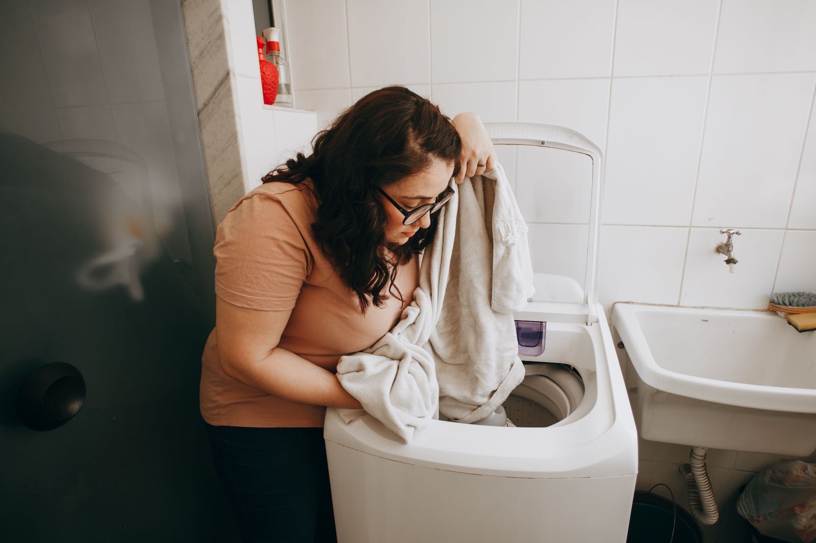 Para eliminar odores, recomenda-se relavar as roupas na temperatura mais alta possível Helena Lopes/Pexels - 16.07.2024
