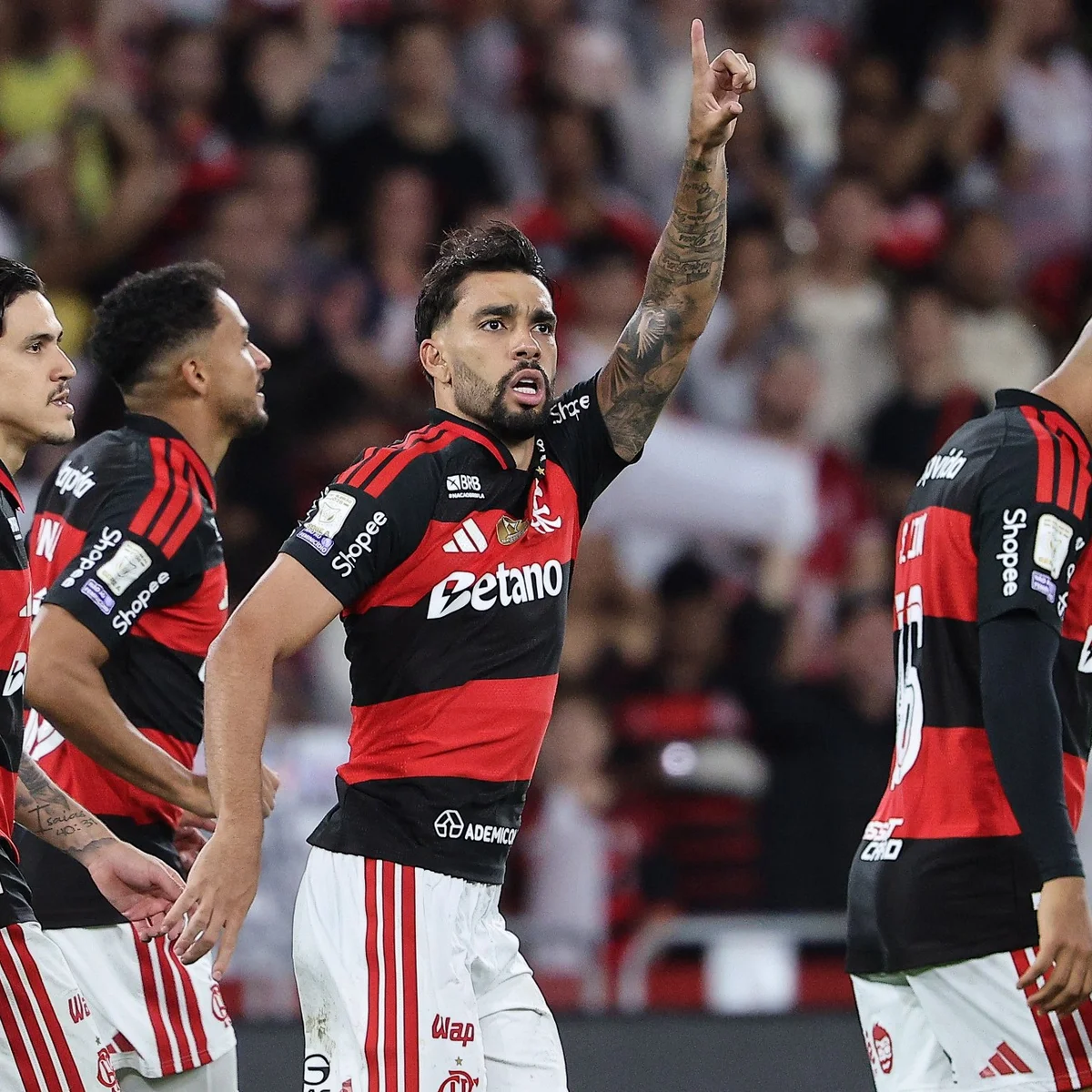 Flamengo vence Corinthians com gol no fim e retoma liderança do Brasileirão