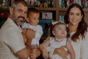 Juliano Cazarré e Leticia posam com dois dos seis filhos