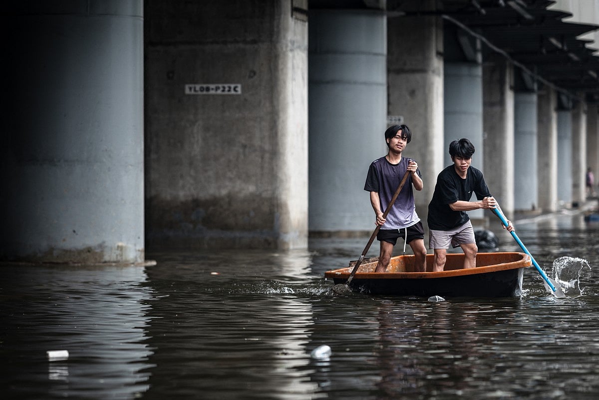 Inundações em Bangkok enviam milhares de pessoas para abrigos após dias de chuva