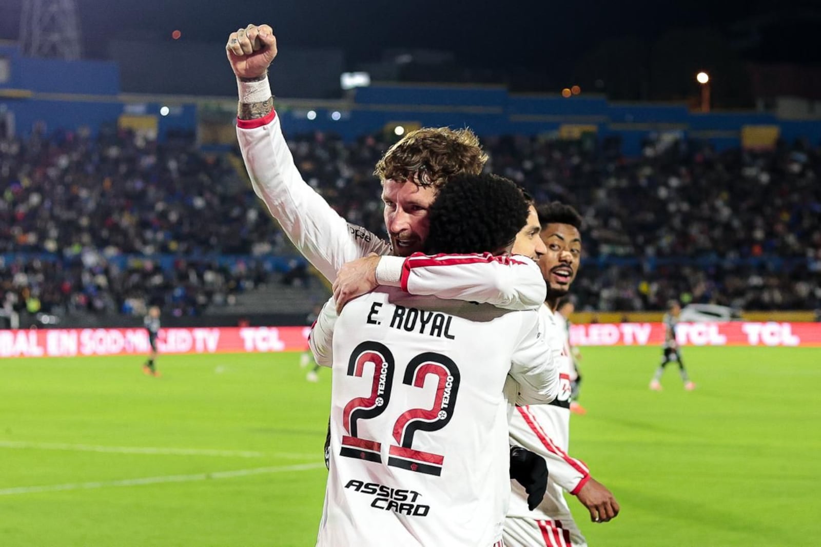 Léo Pereira comemora com Emerson Royal. 2 a 0 Flamengo. Vantagem enorme para o jogo decisivo, no Maracanã Gilvan de Souza/Flamengo