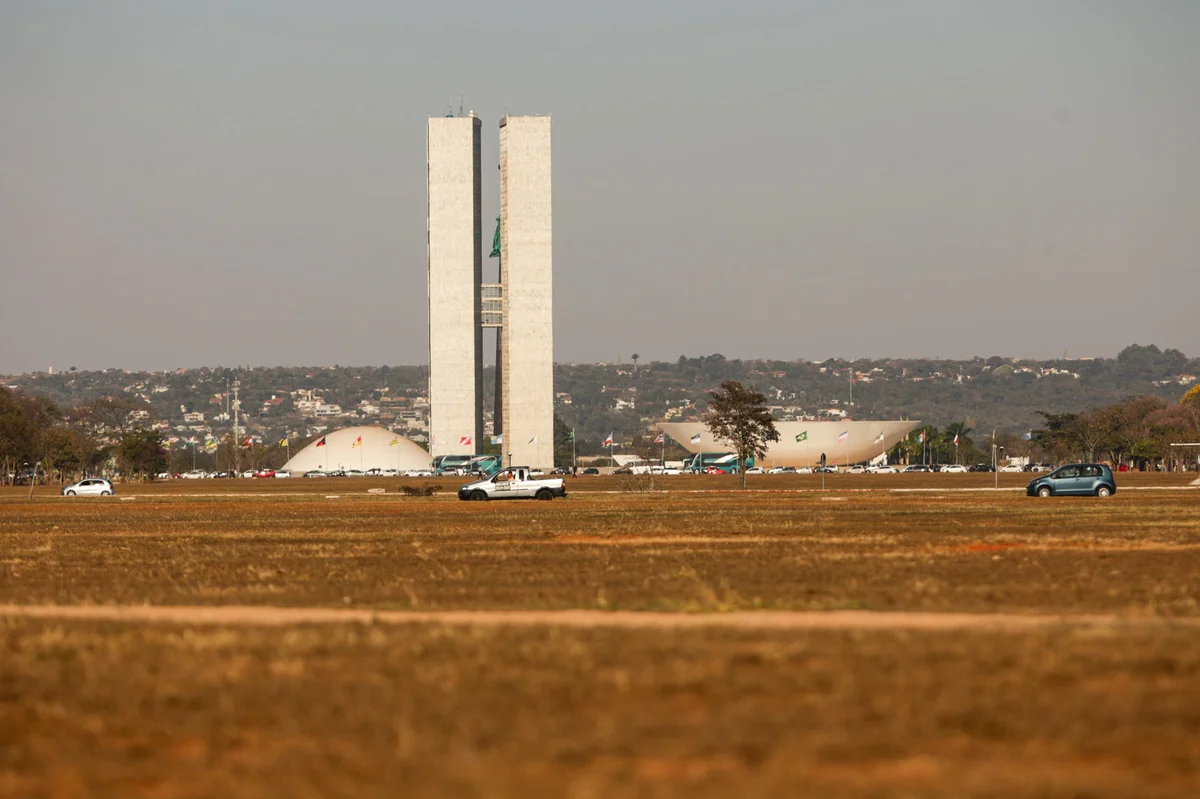 Imagem colorida da grama seca na Esplanada de Brasília Metrópoles
