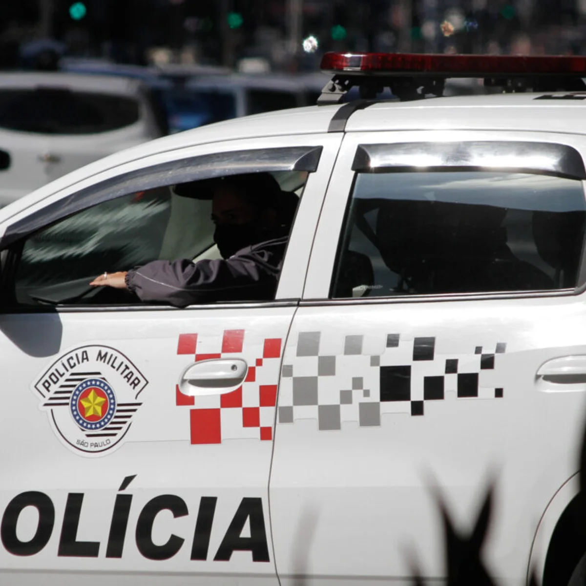 Delegado é parado com sinais de embriaguez após bater em viatura da PM