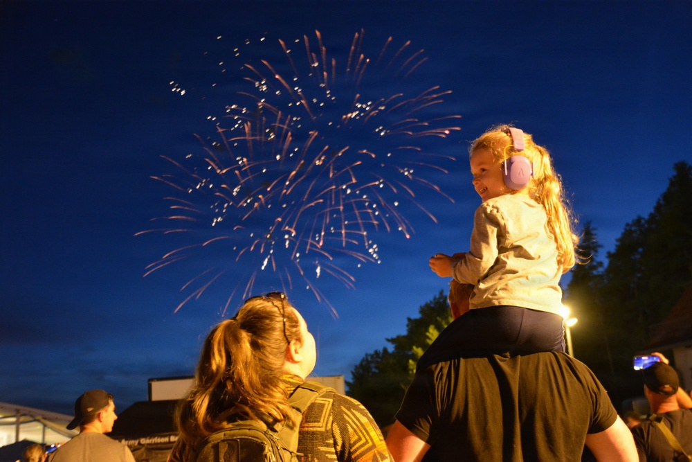 Imagem relacionada à notícia: Hohenfels combina Volksfest, EUA 250 a celebração germano-americana