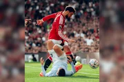 Phil Foden foi expulso por chute em Bruno Fernandes.