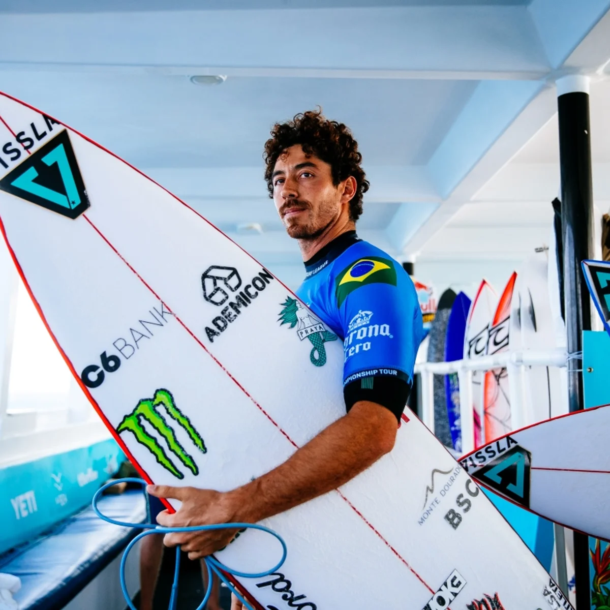 Surfe: Yago Dora vira bateria e avança às oitavas de final em etapa da WSL