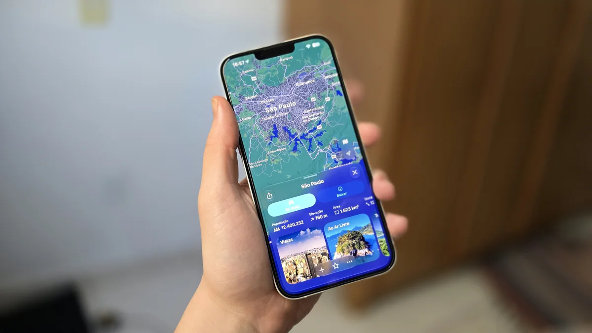 iPhone com o app Mapas aberto