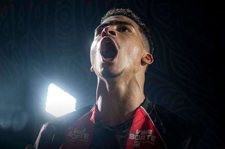 Grêmio é derrotado pelo Vitória e segue sem vencer fora no Brasileirão