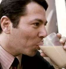 Foto antiga revela um dos hábitos de Silvio Santos nas gravações: copão de leite com um pouco de café Foto: Reprodução