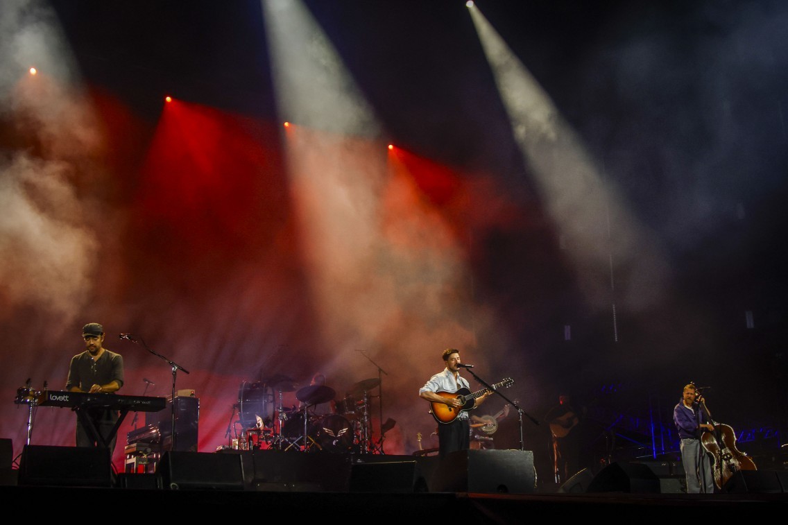 Mumford & Sons no Palco Sunset — Foto: Guito Moreto / Agência O Globo