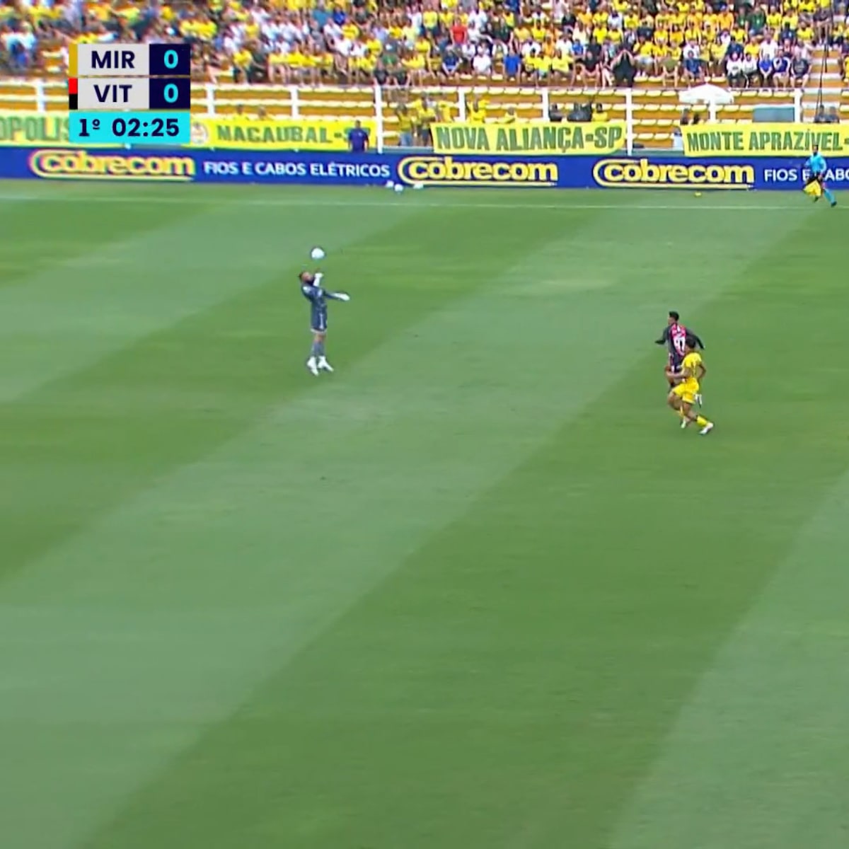 Muralha comete falhas bizarras e cede dois gols em 10 minutos em Mirassol x Vitória; veja vídeos