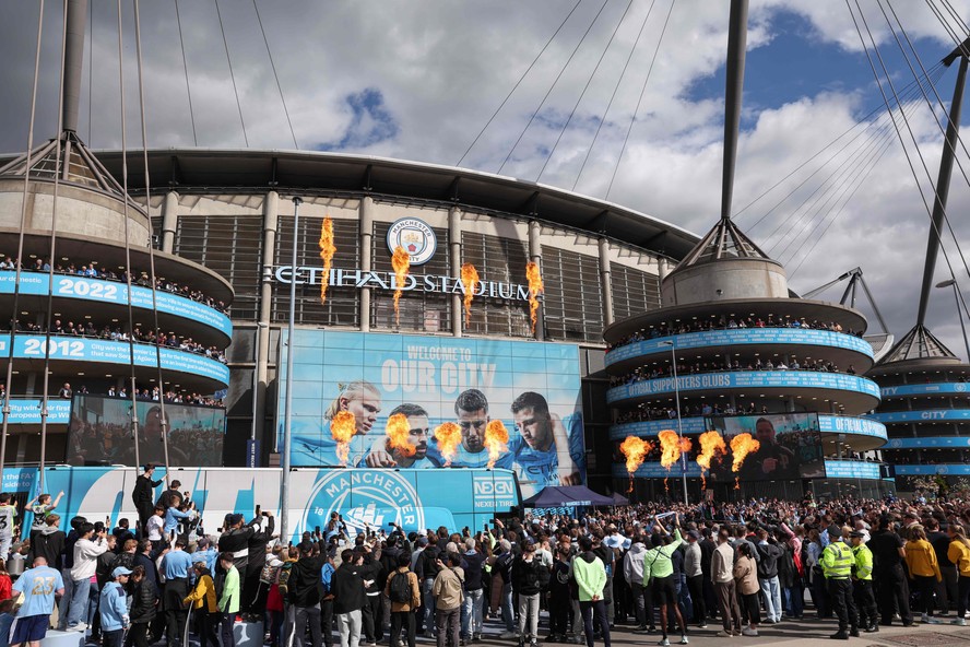 Manchester City é considerado culpado de violar regras financeiras da Premier League, diz jornal