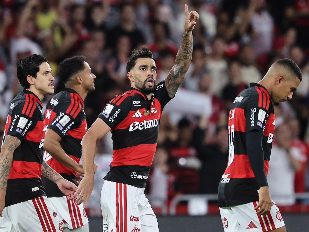 Flamengo vence Corinthians com gol no fim e retoma liderança do Brasileirão
