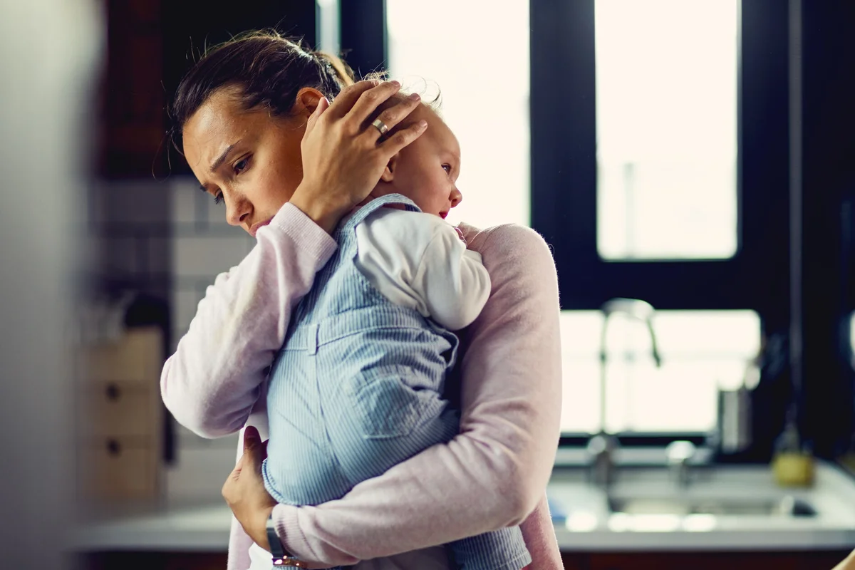 Mãe lidando com a maternidade e um pós parto difícil