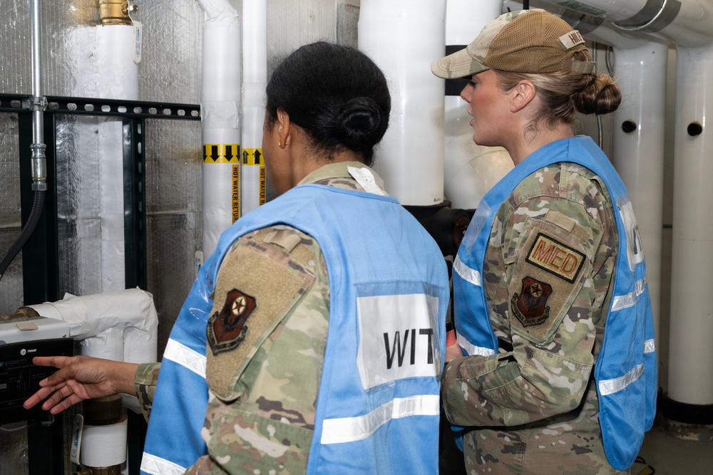 Imagem relacionada à notícia: Profissionais médicos militares operam sem energia