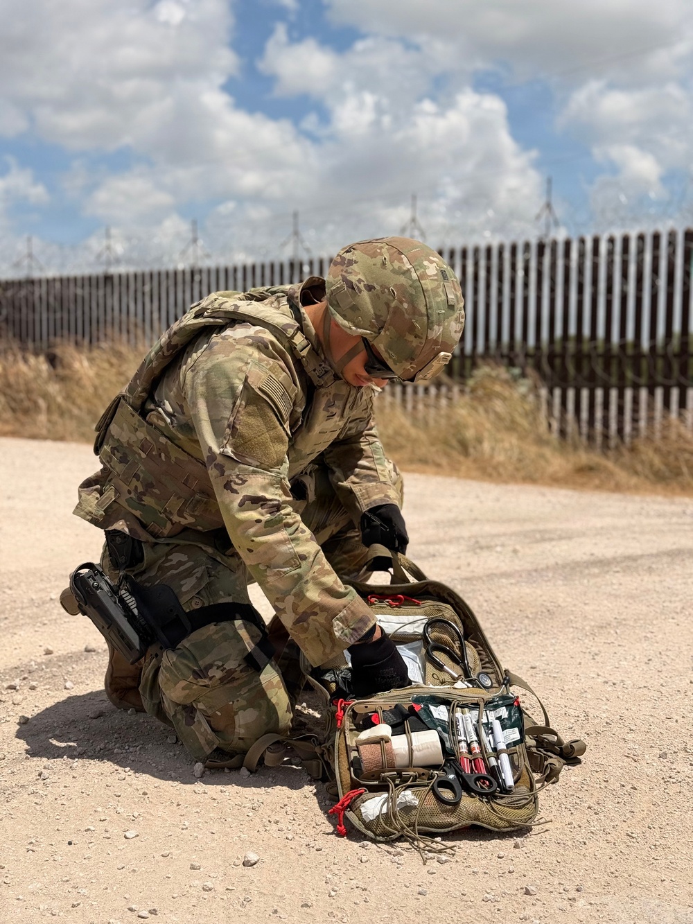 Imagem relacionada à notícia: EUA Soldados do Exército, Agentes de Patrulla Fronteira Resgate Extraterrestres Ilegais Após o acidente de veículo ao longo da fronteira do Texas
