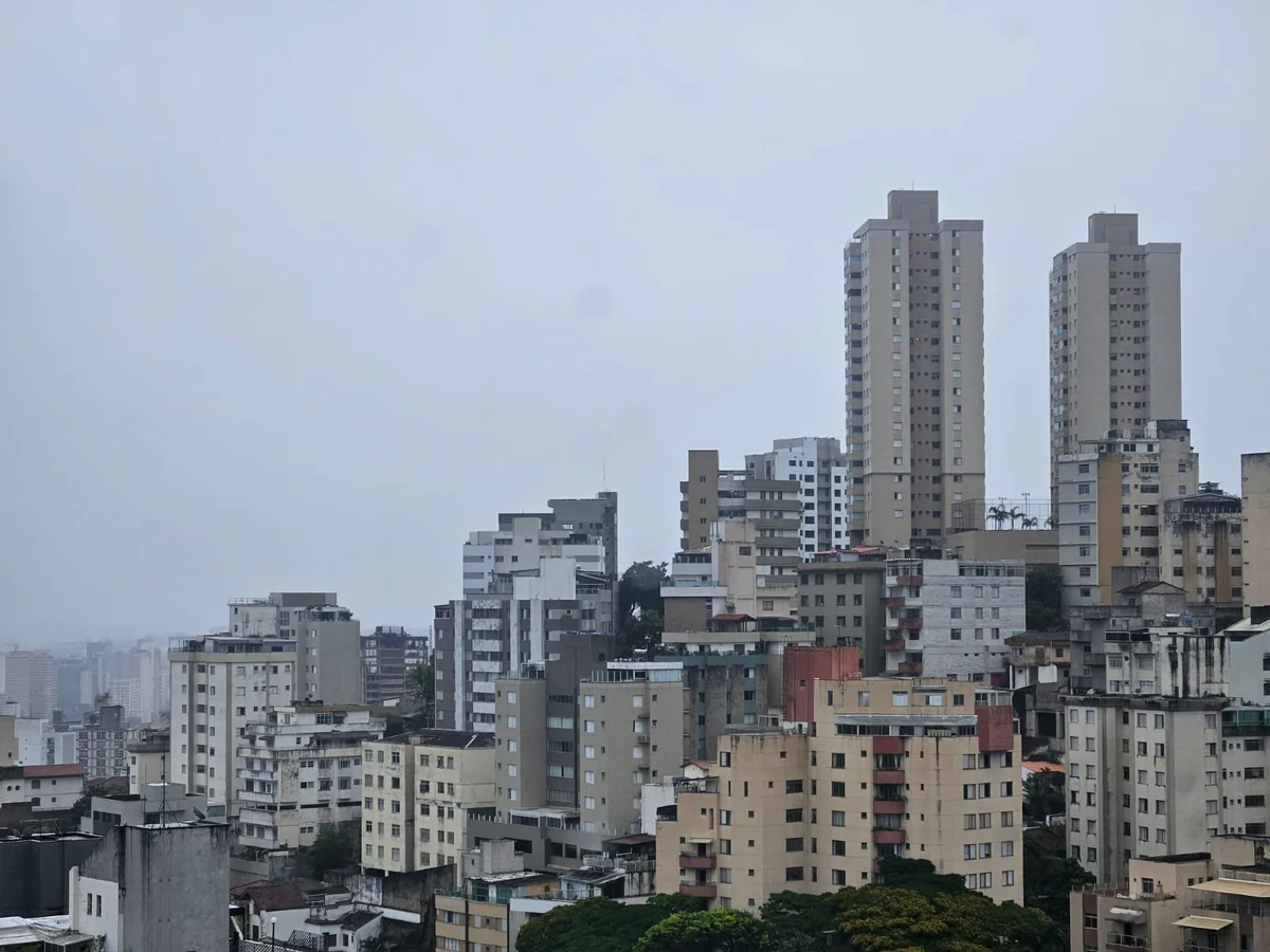 Imagem da matéria: BH tem previsão de chuva e raios nesta quinta; máxima chega a 30 °C
