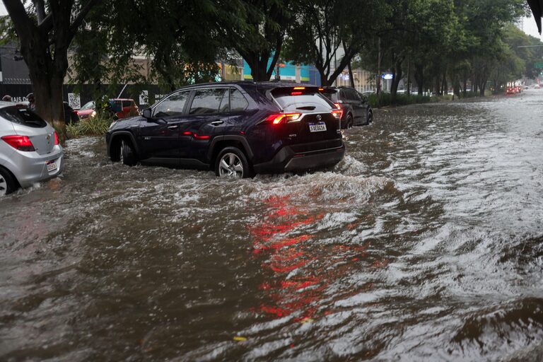 Veja quais erros evitar ao volante no setembro mais chuvoso em SP dos últimos 30 anos