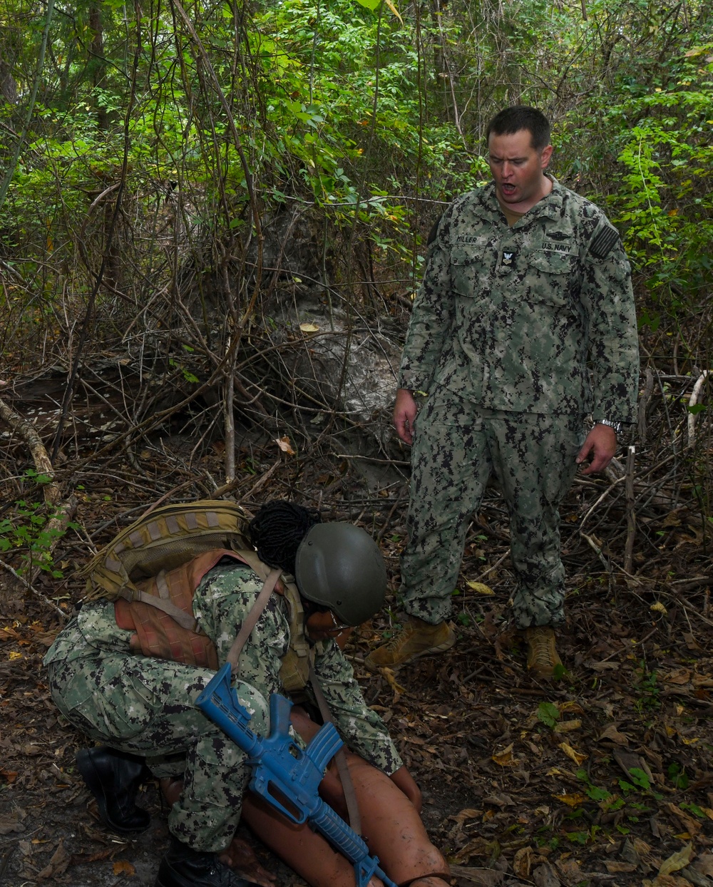 Imagem relacionada à notícia: O Carga do Corpsman: Treinamento avançado fornece habilidades necessárias no e fora do campo de batalha