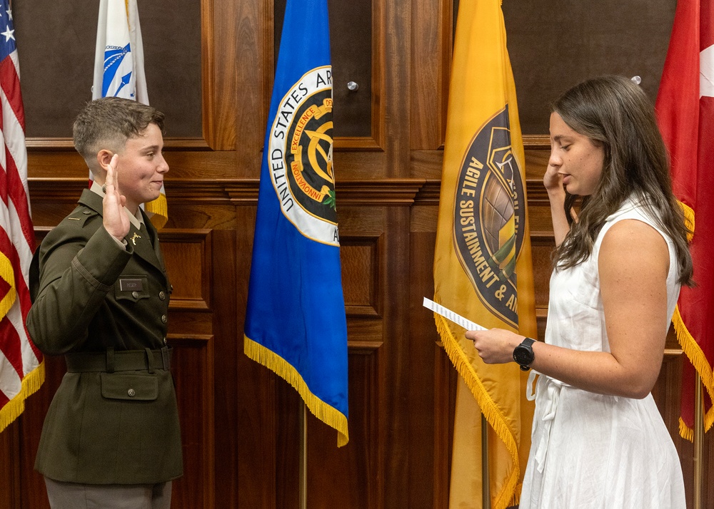 Imagem relacionada à notícia: A graduação da cidadela recebe uma cerimônia memorável de juramento no Picatinny Arsenal