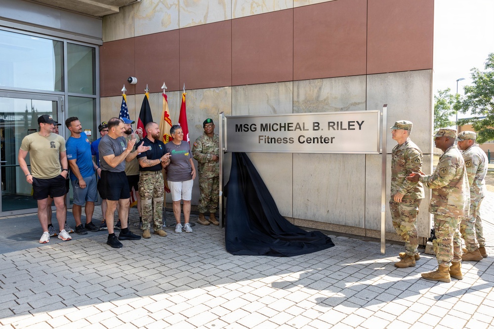 Imagem relacionada à notícia: Honrando um dos seus próprios: Garrison Wiesbaden dedica o Centro de Fitness ao MSG Michael B. Riley