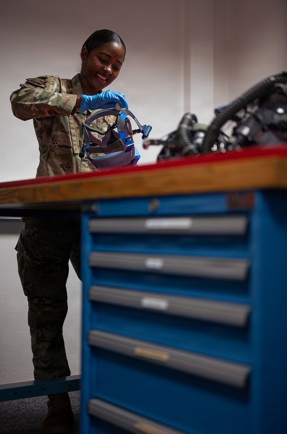 Imagem relacionada à notícia: Atrás de cada voo: Equipamento de voo da tripulação mantém a missão das tripulações Ramstein pronta