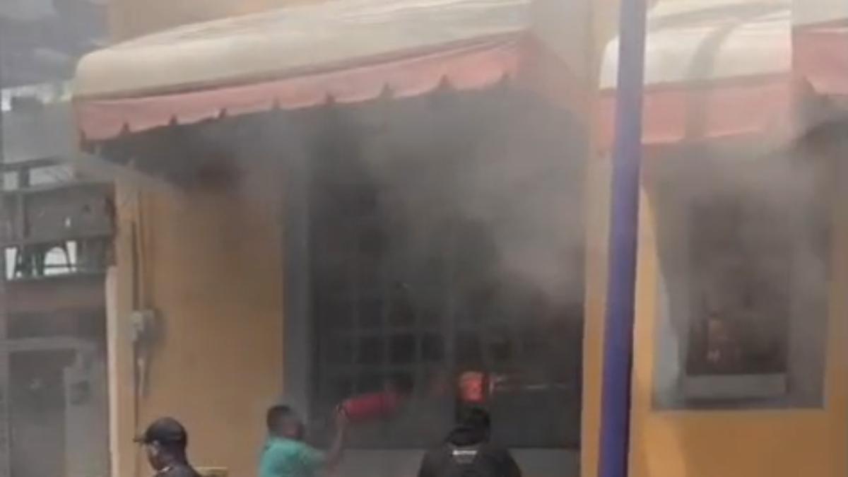 ¡Le echó mucha leña al fuego! Empleado casi rociiza negocio en su primer día