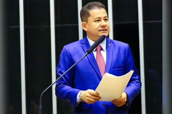 Dino diz que Cezinha usava cargo para dizer ter influência entre ministros