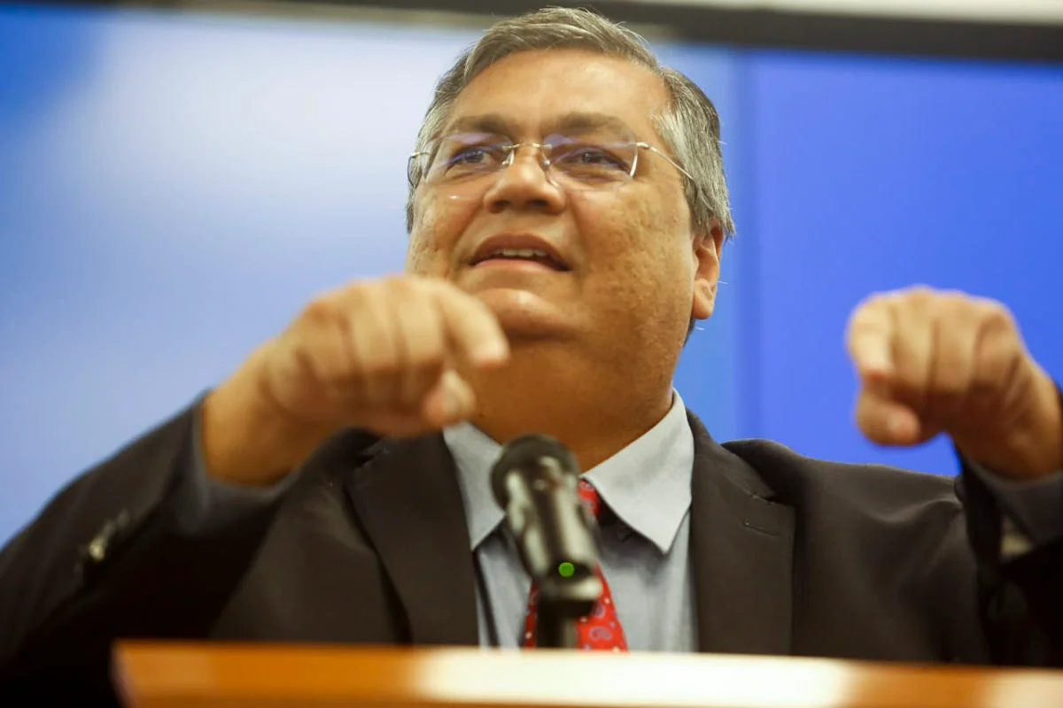 Dino Ministro da Justiça, Flávio Dino, aponta para baixo durante coletiva no Palácio da Justiça - Metrópoles
