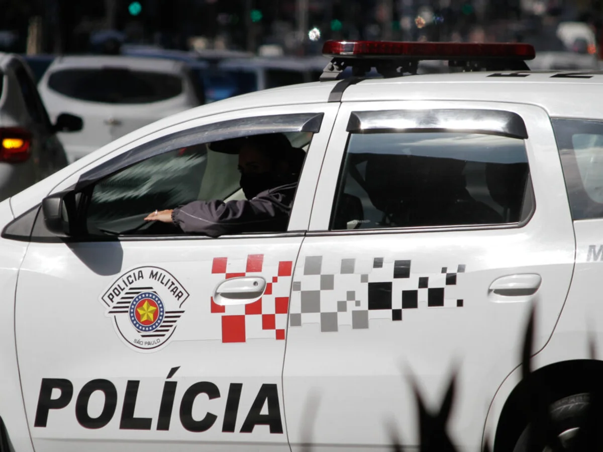 Delegado é parado com sinais de embriaguez após bater em viatura da PM