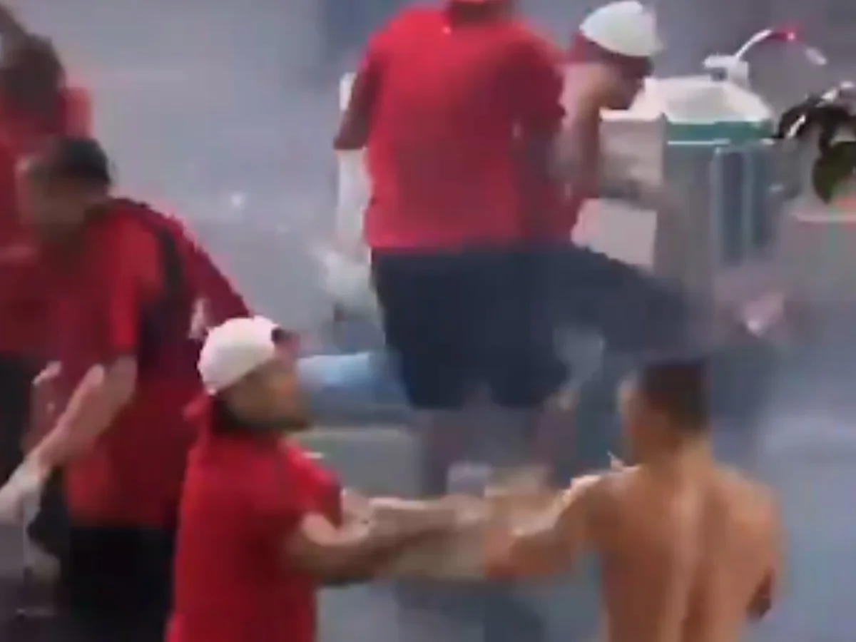 Organizadas do Flamengo brigam e causam tumulto na saída do Maracanã