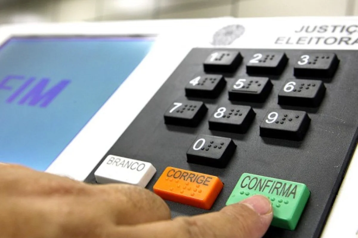 TRE-DF proíbe relógios, óculos inteligentes e câmeras na cabine de votação