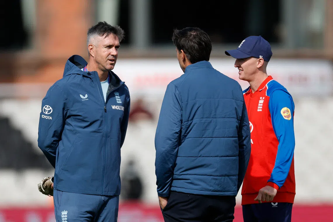 Cricket - Third Twenty20 International - England v Sri Lanka - Old Trafford Cricket Ground, Manchester, Britain - September 19, 2026 England coach Kevin Pietersen with Harry Brook before the match Action Images via Reuters/Jason Cairnduff