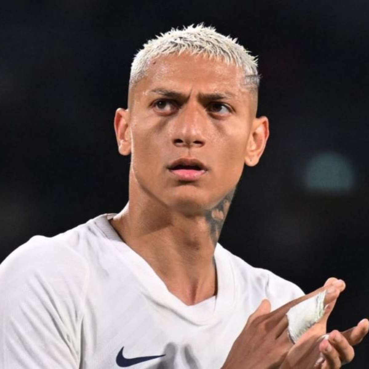 Técnico do Tottenham descarta Richarlison até das copas: 'Não vai jogar'