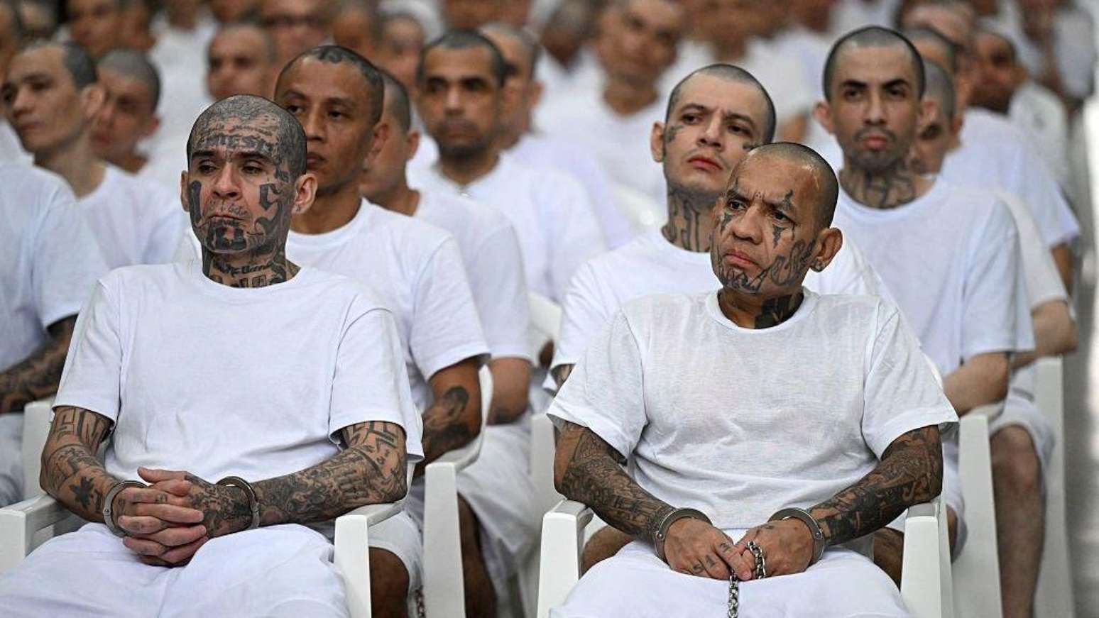 Em El Salvador, sob o comando de Bukele, imagens de supostos membros de gangues na prisão transmitem forte mensagem de submissão do crime ao Estado