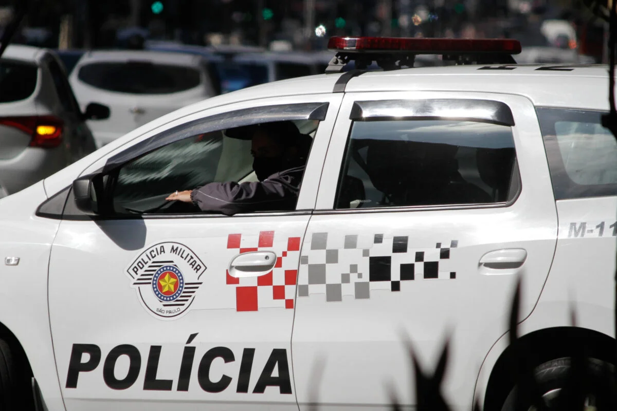 Delegado assistente é apreendido após colidir com viatura ao dirigir bêbado