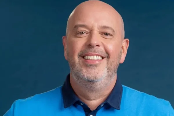 Alex Escobar retorna ao trabalho após período delicado: “Muito feliz”