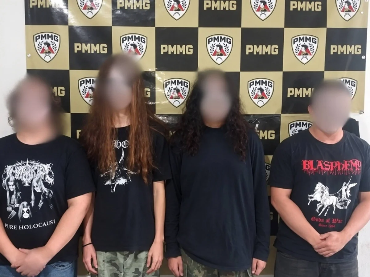 De preto e com rostos pintados, jovens tiram ossos de cemitério mineiro