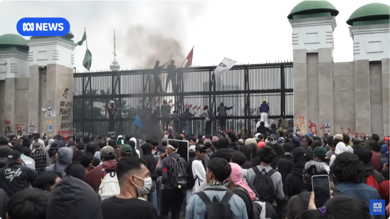 Imagem relacionada à notícia: ‘Peringatan Darurat.: Protesto dirigido por jovens contra a corrupção e o nepotismo na Indonésia
