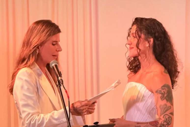 Atriz e produtora da Globo se casam em cerimônia com famosos; confira fotos