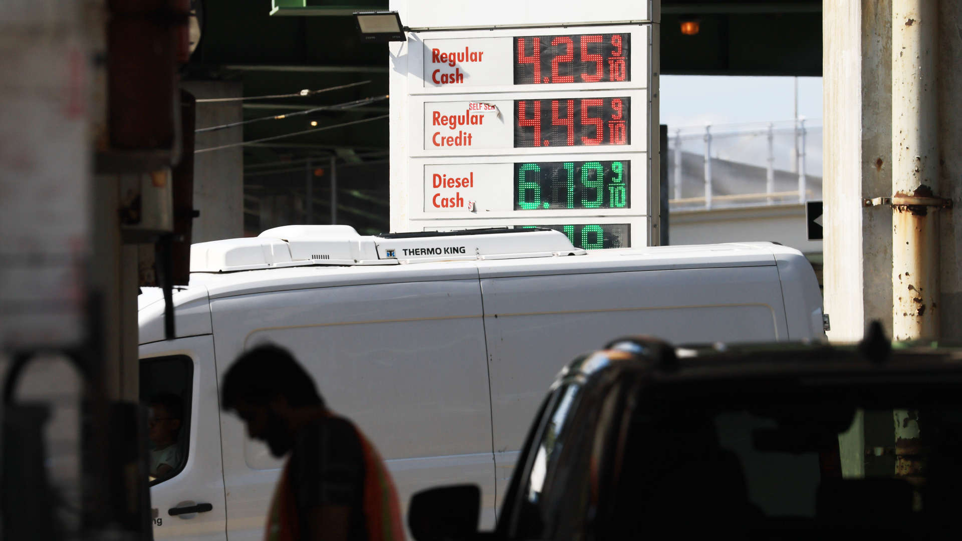 Diesel nos EUA atinge recorde de US$ 5,98 enquanto a guerra no Irã eleva custos desde o leite até a madeira