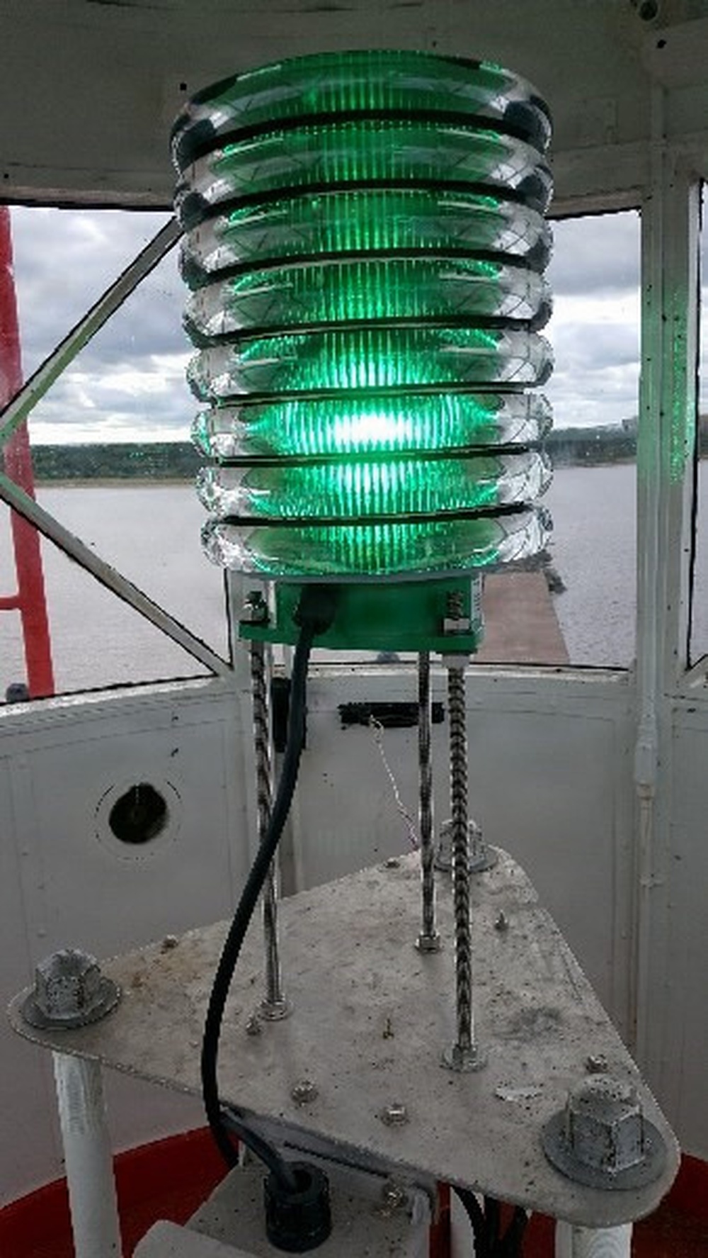 Imagem relacionada à notícia: $ 1,000 recompensa oferecida: Guarda Costeira investiga o roubo da luz de navegação crítica no Wisconsin Point