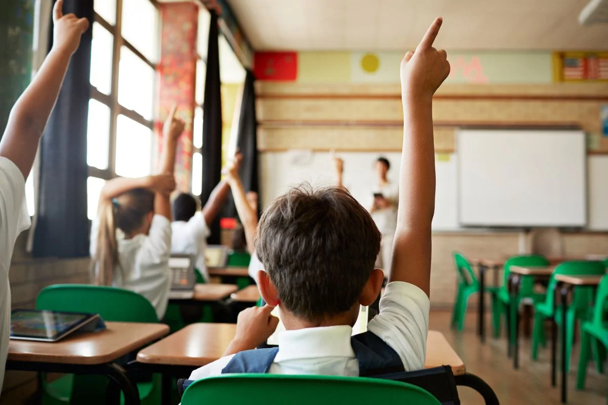 Brasil investe um terço da média da OCDE por aluno na educação
