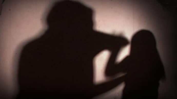 Imagem da matéria: Candidata à polícia de Bihar perseguida e agredida com faca após rejeitar avanços de homem
