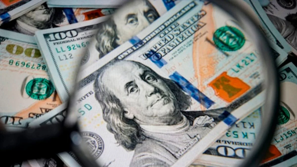Dólar mantém-se estável com recuo do petróleo e apesar de alta do IPCA-15